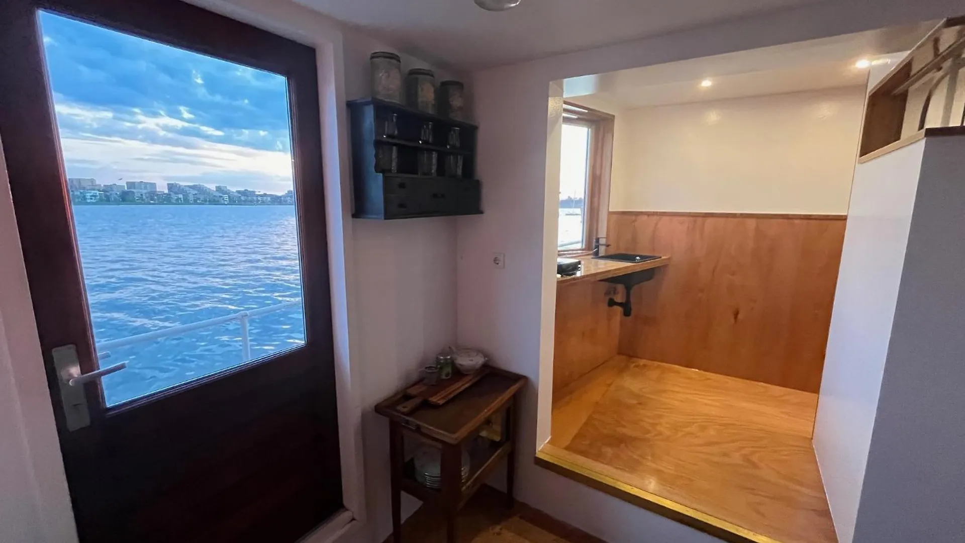 Casey'S Lake View House Boat Amsterdam Bed & Breakfast